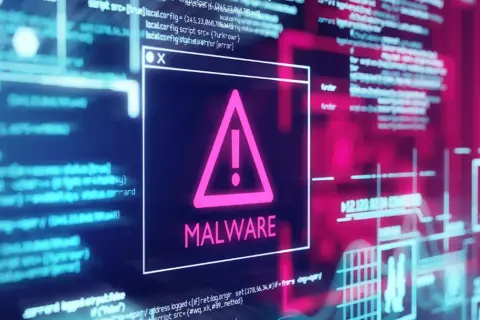 Ostrzeżenie o złośliwym oprogramowaniu (malware) na tle kodu. Różne rodzaje wirusów komputerowych mogą stanowić zagrożenie.