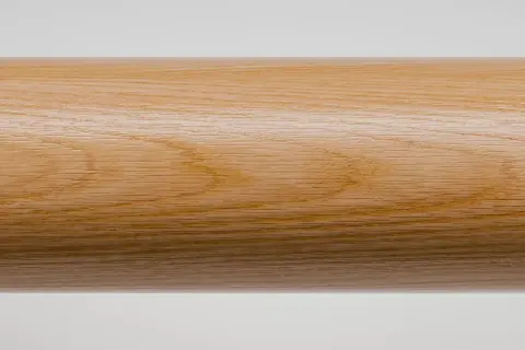 En närbild av en rund ekträ, behandlad med olja. Träets ådring är tydlig och ger en varm, naturlig känsla.