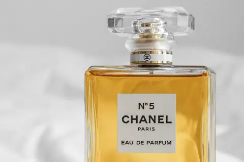 Elegancka butelka perfum Chanel N°5 Eau de Parfum, symbol luksusu i klasyki.