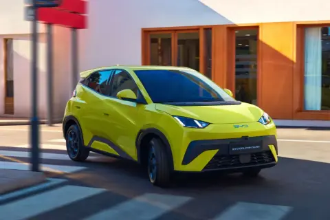 Żółty BYD Dolphin Surf sunie po mieście, jak mewa nad falami.