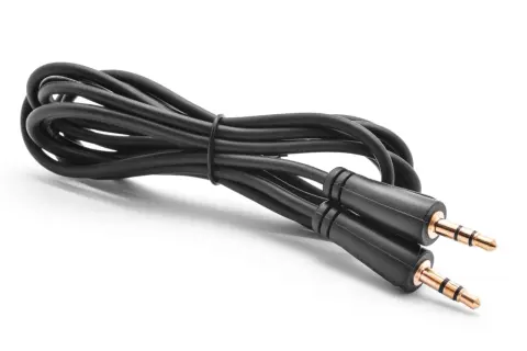 Czarny kabel aux z dwoma wtykami jack 3.5mm. Idealny do podłączenia telefonu do głośników.