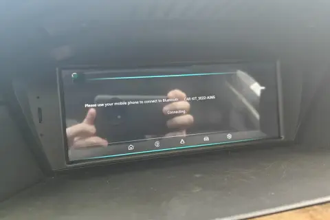 Schermo auto che indica "Connecting" per Android Auto. Il Bluetooth CAR-KIT_5E22-A365 non si connette.