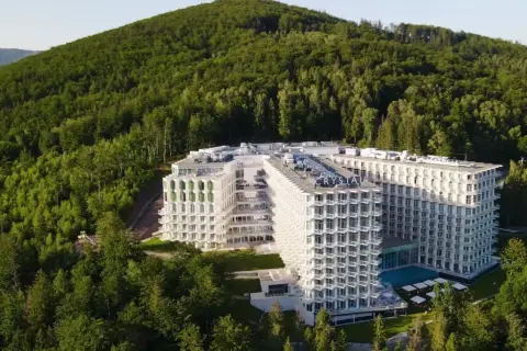 Nowe opinie o Crystal Mountain: nowoczesny hotel w otoczeniu zieleni, z basenem i widokiem na góry. Idealne miejsce na wypoczynek.