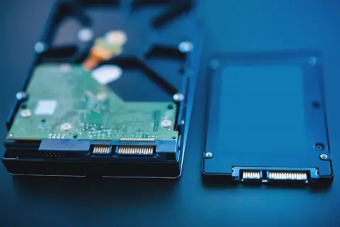 Dwa dyski: tradycyjny HDD i nowoczesny SSD, kluczowe elementy pamięci masowej komputera.