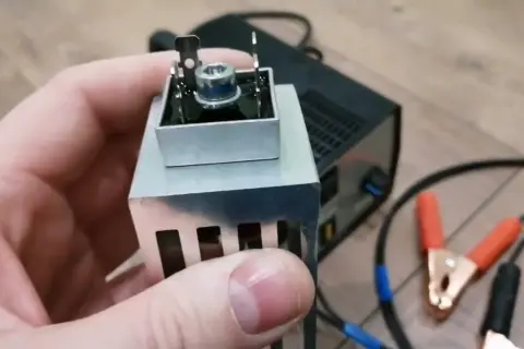 Napięcie transformatora do prostownika 12V/24V: Oblicz i uniknij błędów
