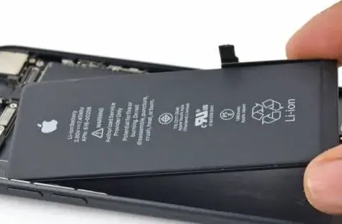 Wymiana baterii iPhone SE: Gdzie, ile kosztuje i jak długo trwa?