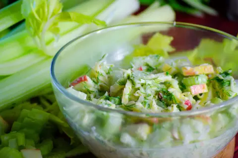 Jak przygotować surówkę z selera jak w restauracji, która zachwyci smakiem