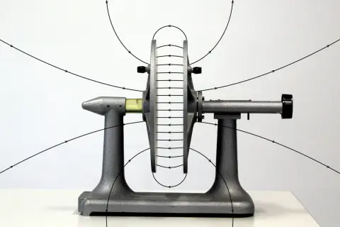 Ein Plattenkondensator mit sichtbaren Feldlinien. Die Formel für die Kapazität eines Plattenkondensators erklärt dieses physikalische Phänomen.