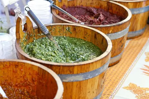 Vari tipi di pesto in botti di legno, un tripudio di sapori freschi e intensi.