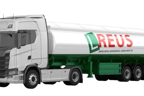 Un moderno vehículo articulado blanco y verde, con el logo "REUS" en rojo y verde, listo para transportar.