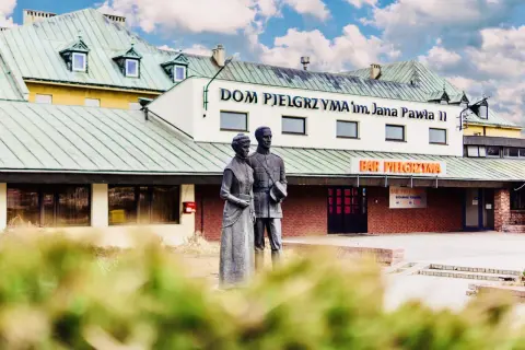 Dom Pielgrzyma im. Jana Pawła II. Sprawdź cennik i godziny otwarcia baru.