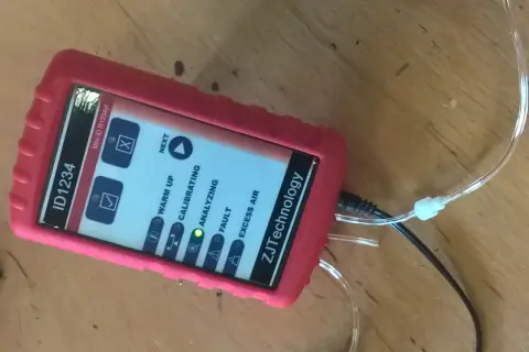 Tester klimatyzacji ID1234 z czynnikiem R1234yf. Może wyjaśniać, dlaczego w 2026 roku serwisy klimatyzacji drastycznie podniosły ceny czynnika R1234yf.
