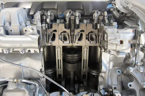Corte de motor diésel mostrando pistones, inyectores y válvulas. El dci significado se revela en su ingeniería.