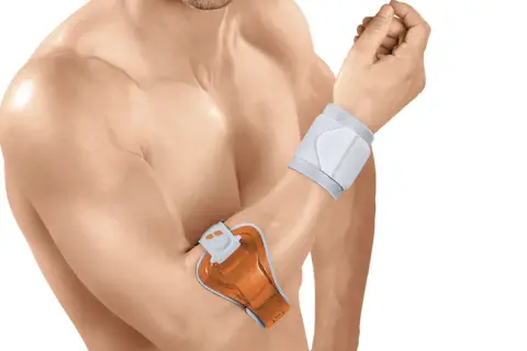 Mann mit Bandagen am Arm und Handgelenk, um Schmerzen beim Schlafen mit Tennisarm zu lindern.