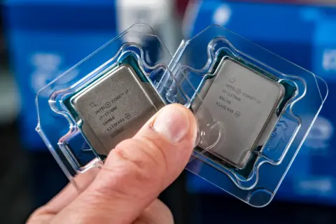 Zwei Intel Core i7 Prozessoren, 17-13700K und 17-12700K, werden für einen Test gehalten.