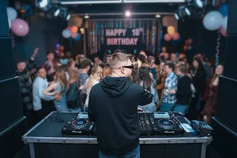 Ile bierze DJ za 18? Sprawdź ceny i co wpływa na koszty