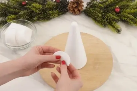 Kreatywne pomysły na choinkę DIY, które zaoszczędzą Twój czas i pieniądze
