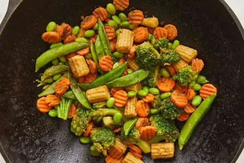 Kolorowa mieszanka chińska z brokułami, marchewką, edamame i kukurydzą, gotowa do podania jako kurczak po chińsku.