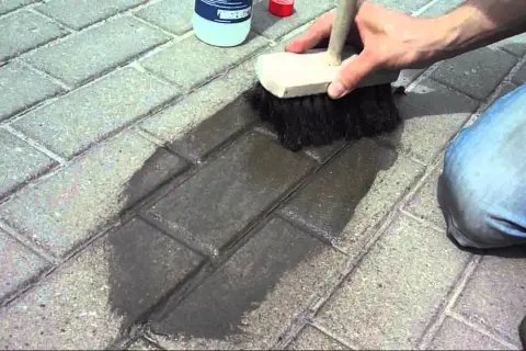 Jak wyczyścić kostkę brukową z tynku i przywrócić jej blask