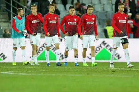 Młodzieżowa reprezentacja Polski w strojach meczowych na murawie.