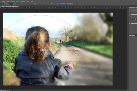 Enfant vu de dos sur un chemin, avec un effet de flou circulaire appliqué en **style Photoshop** pour un rendu artistique.