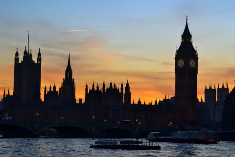 Zachód słońca nad Tamizą, sylwetki Parlamentu i Big Ben. Marzenia o pracy w Anglii po Brexicie wciąż żywe.