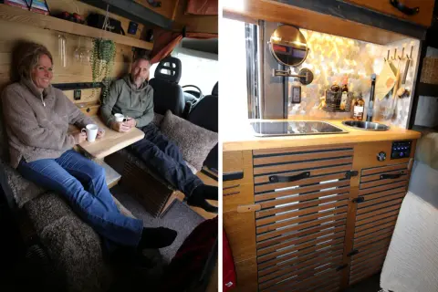 Ett par njuter av en fika i sin mysiga vanlife bil. Köket är stilrent med trädetaljer och en hexagonmönstrad vägg.