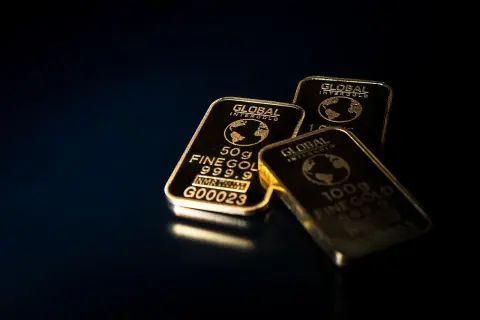 Sztabki złota Global Intergold, symbol stabilnego inwestowania w złoto.