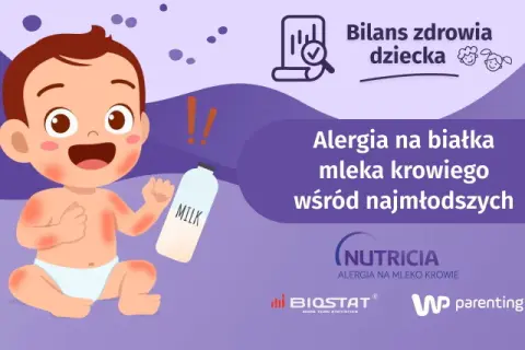 Uśmiechnięte dziecko z zaczerwienioną skórą obok butelki z mlekiem. Temat: po jakim czasie pojawia się alergia na mleko modyfikowane.