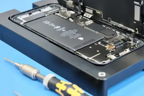Wymiana baterii iPhone a gwarancja: co musisz wiedzieć, aby nie stracić