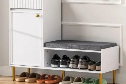 Mueble blanco moderno con banco y estantes para organizar zapatos. Ideal para saber como hacer un zapatero funcional y con estilo.