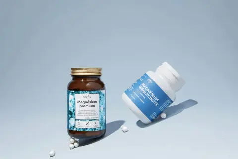 Deux flacons de compléments alimentaires : "Magnésium premium" et "Magnésium Bisglycinate". Lequel choisir pour un apport optimal ?