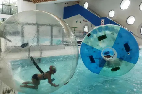 Dzieci bawią się w basenie w dmuchanych kulach. Świetne toruń atrakcje na weekend dla całej rodziny!