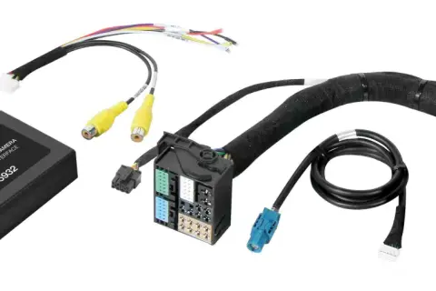 Schema collegamento telecamera retromarcia Phonocar con interfaccia e cavi.