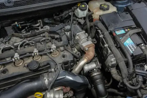 Silnik Opla Astry J 1.7 CDTI z widocznymi wtryskiwaczami, turbosprężarką i akumulatorem.