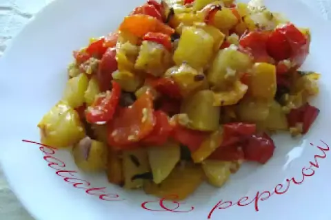 Patate e peperoni al forno, un contorno colorato e saporito, pronto per essere gustato.