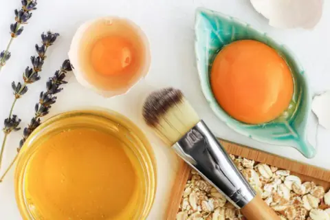 Ingredientes naturales para remedios caseros para piel seca y escamosa: miel, huevo, avena y lavanda.