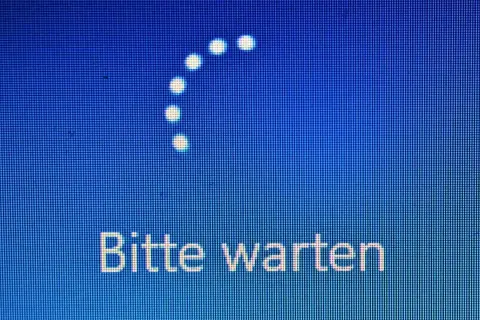 Der PC startet nicht. Ein Ladekreis und die Meldung "Bitte warten" auf blauem Hintergrund deuten auf ein Problem hin.