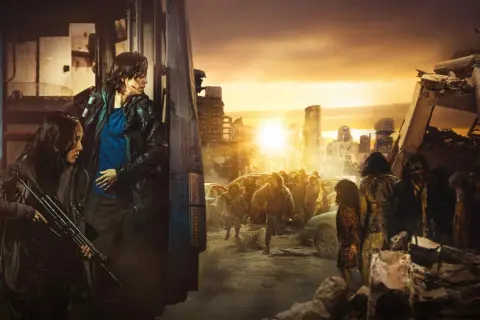 Dwóch ocalałych z karabinem w ręku, uciekających przed hordą zombie na tle zniszczonego miasta. To scena z filmu "Zombie Express 2: Półwysep".