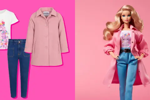 Barbie w świecie mody prezentuje stylizację: biały T-shirt z koniem, jeansy i różowy płaszczyk.