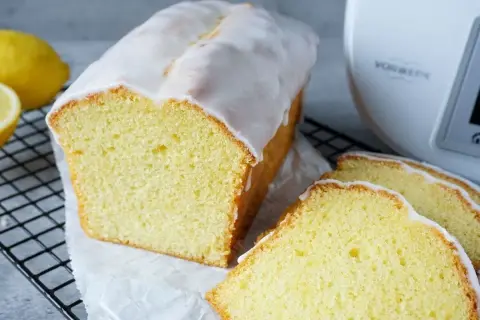 Saftiger Zitronenkuchen, frisch aus dem Thermomix, mit Zuckerguss und Zitronenscheiben.