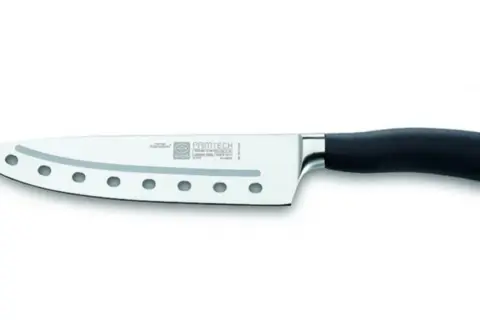 Cuchillo de chef con agujeros en la hoja para reducir la fricción al cortar. Mango ergonómico negro.