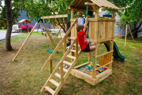 Drewniany plac zabaw DIY: Zbuduj bezpieczny raj dla dzieci!