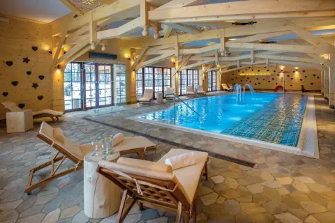 Relaks w basenie z wodnymi atrakcjami. Idealne miejsce na wypoczynek w polskich hotelach spa.