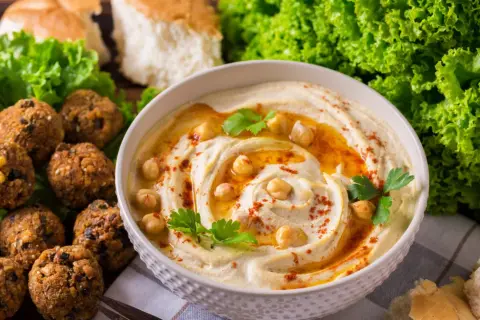 Ile kalorii ma hummus? Zaskakujące wartości odżywcze, które musisz znać