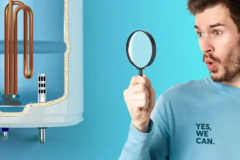 Un homme regarde avec une loupe un chauffe-eau, peut-être pour optimiser la consommation cumulus 300l.