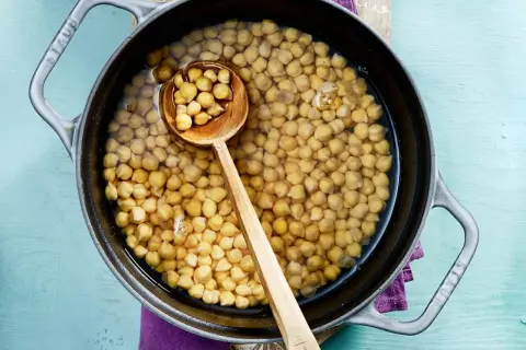 Kichererbsen in einem Topf mit Wasser, bereit zum Kochen. Die Frage "kichererbsen wie lange kochen" wird hier visuell angedeutet.