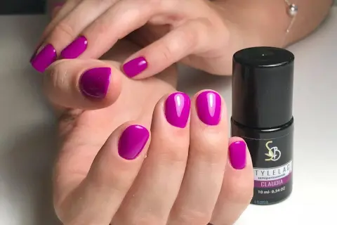 Unghie perfette con smalto semipermanente color fucsia. Scopri quanto dura il semipermanente per un look impeccabile.