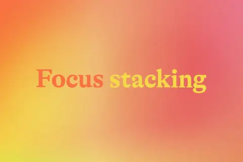 Napis "Focus stacking" na tle gradientu od pomarańczowego do różowego. Technika ta pozwala uzyskać ostrość na całym kadrze.