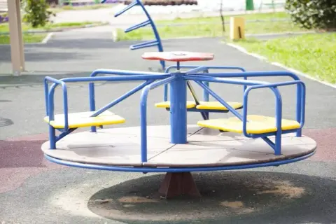 Montaż płyt gumowych na placu zabaw DIY: Bezpiecznie i tanio?